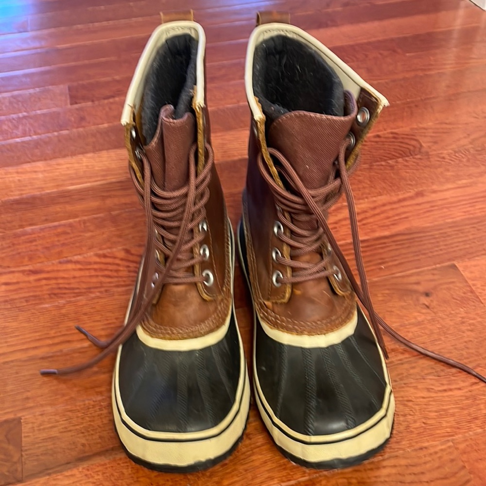 Sorel women’s 1964 CVS Boot. Leather in camel brown/ black. Like new.